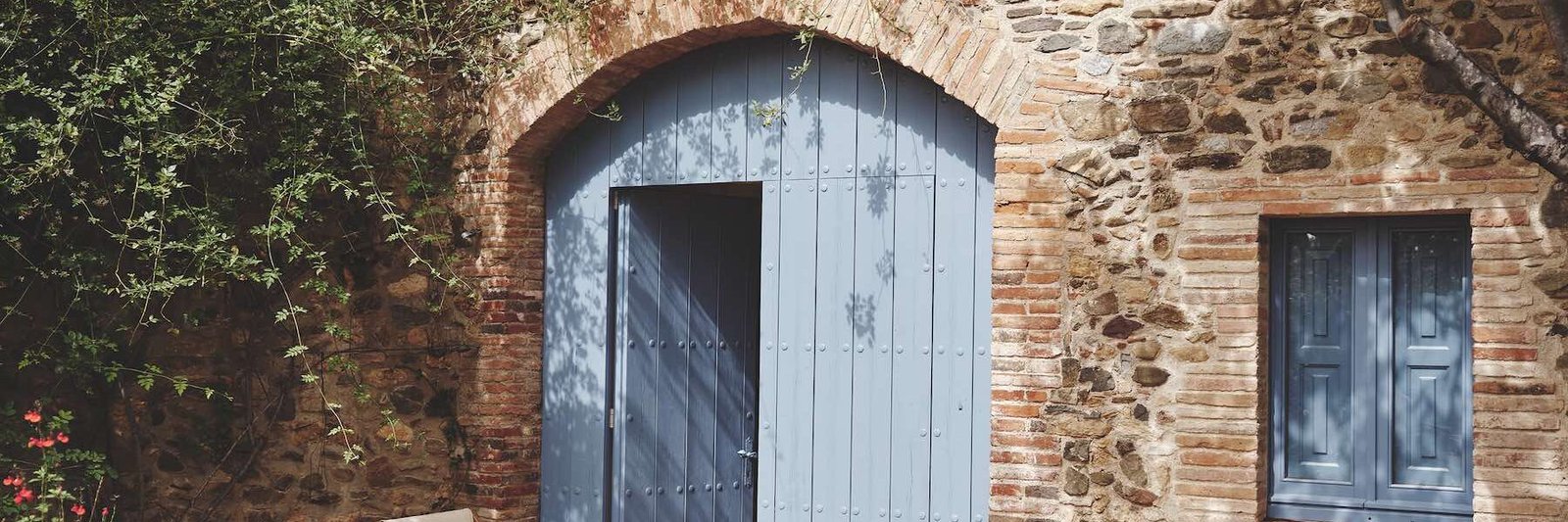 La interiorista Cristina Carulla rehabilita una masía en el Baix Empordà y deja atrás el estilo tradicional para crear una casa de campo de diseño