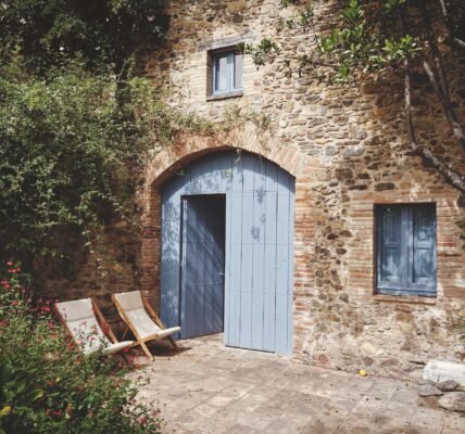 La interiorista Cristina Carulla rehabilita una masía en el Baix Empordà y deja atrás el estilo tradicional para crear una casa de campo de diseño