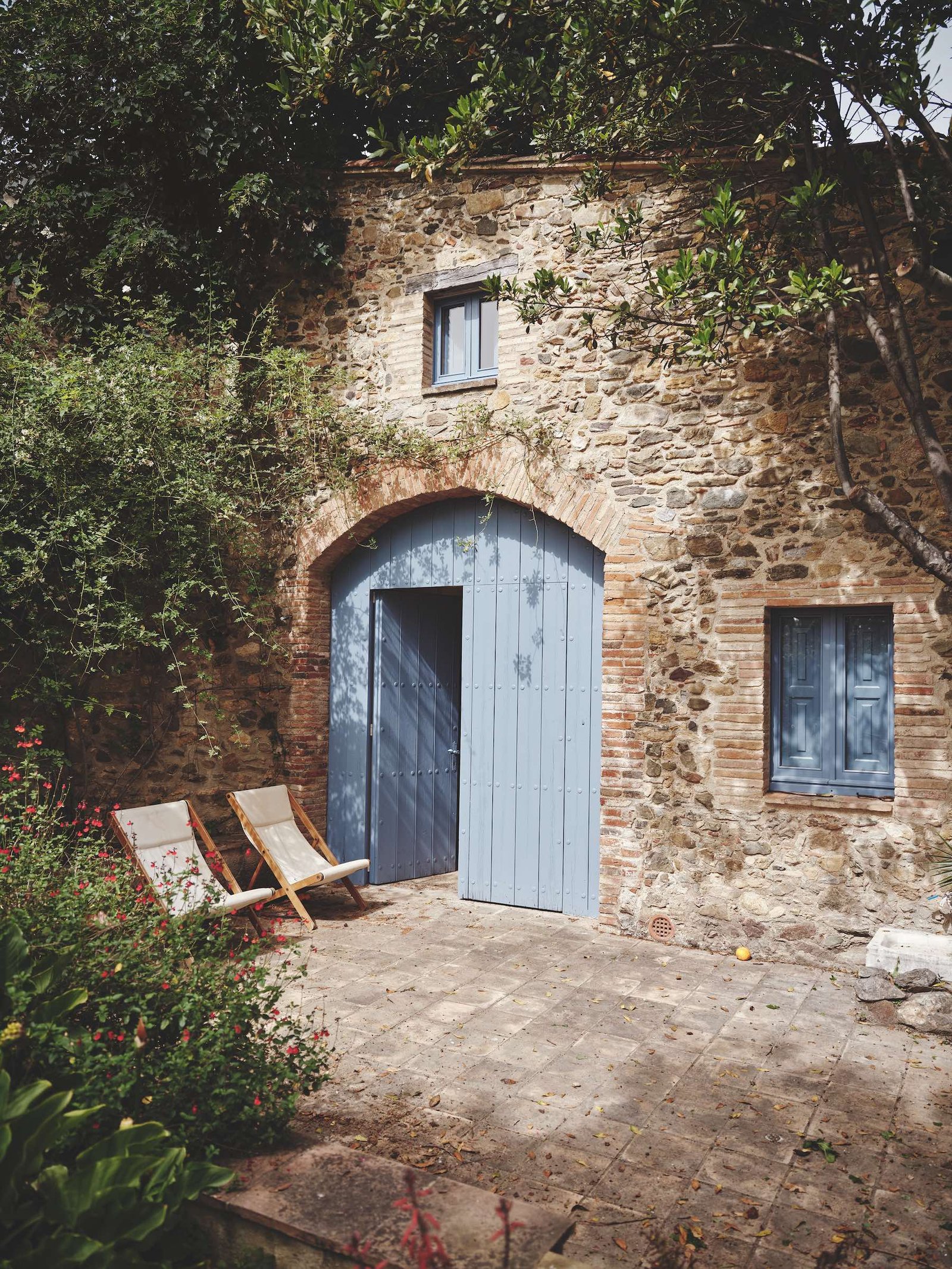 La interiorista Cristina Carulla rehabilita una masía en el Baix Empordà y deja atrás el estilo tradicional para crear una casa de campo de diseño