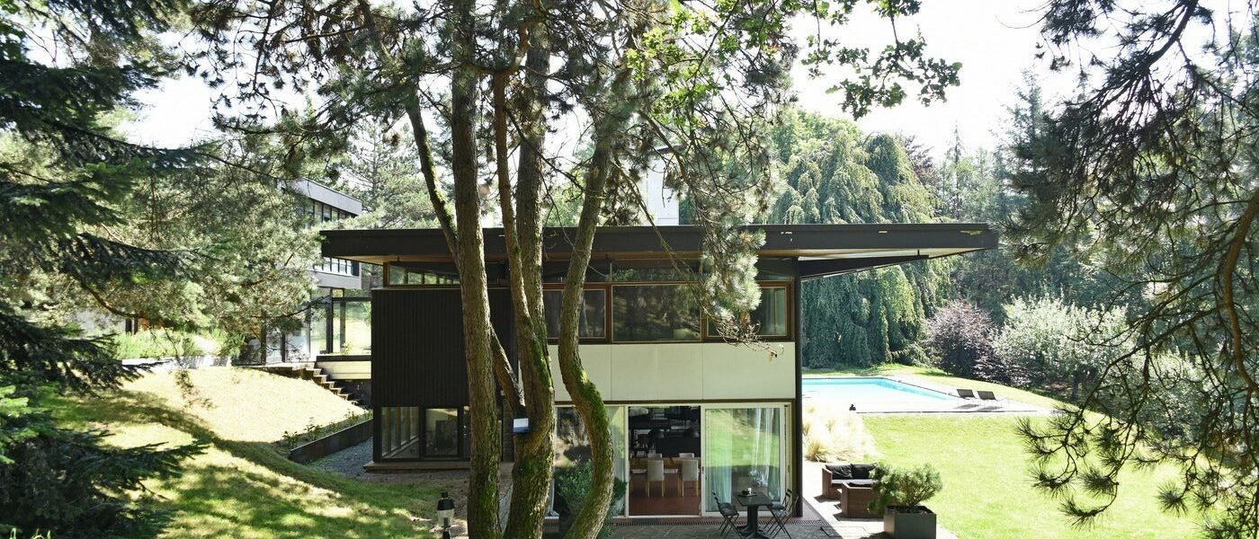 Esta casa moderna al pie de las montañas se vende por 1 millón de euros (y los espectaculares muebles mid-century van en el precio)