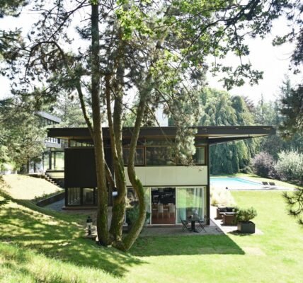 Esta casa moderna al pie de las montañas se vende por 1 millón de euros (y los espectaculares muebles mid-century van en el precio)