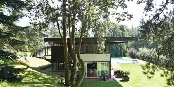 Esta casa moderna al pie de las montañas se vende por 1 millón de euros (y los espectaculares muebles mid-century van en el precio)