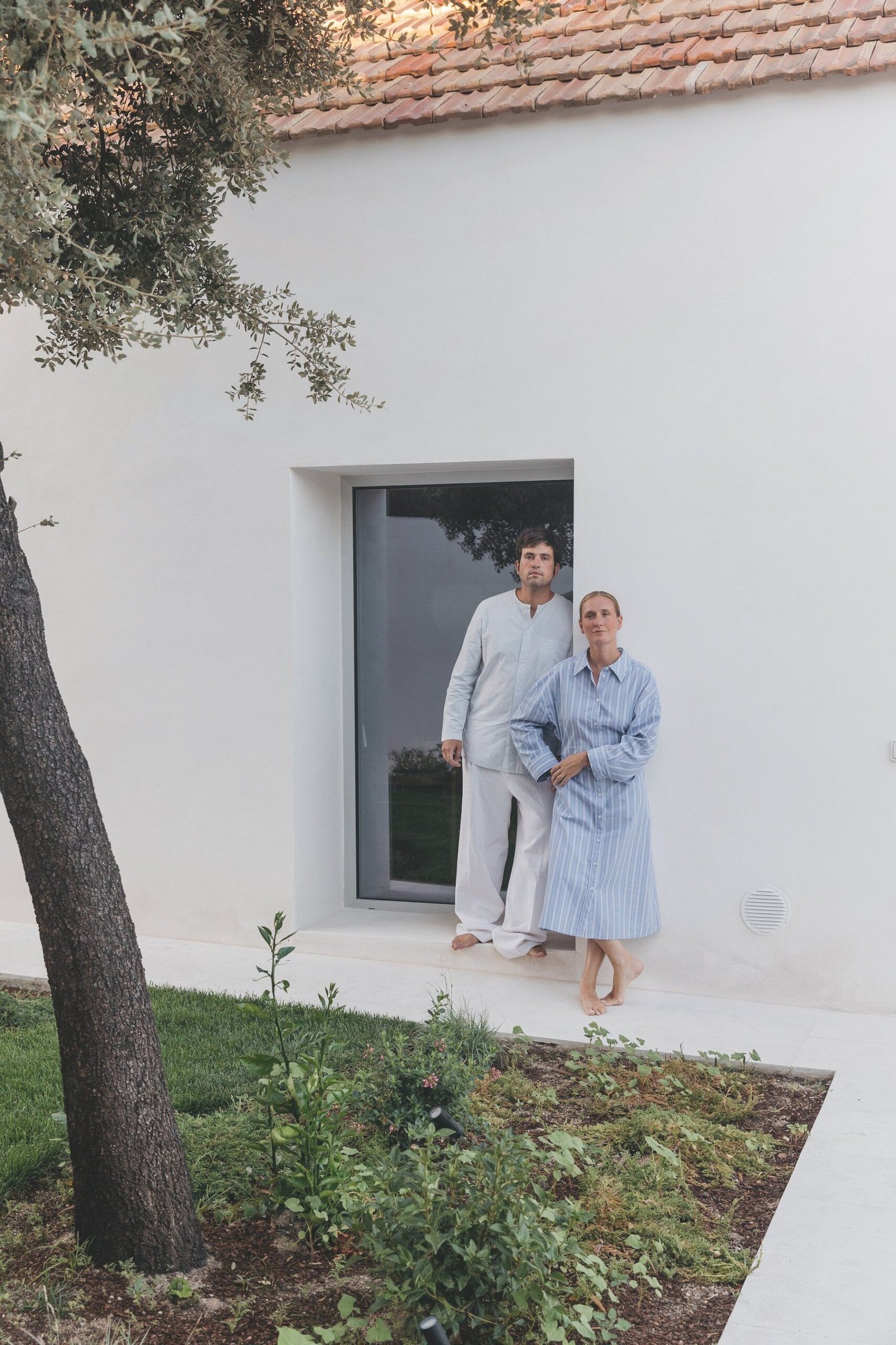 Una casa minimalista y austera perfecta para la vida en familia: «Adolf Loos decía en su libro que el ornamento es delito, y nosotros lo secundamos”