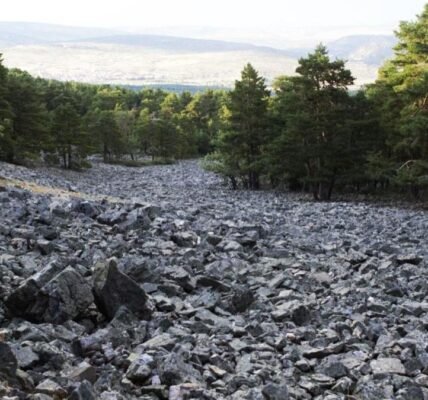 Con ríos de piedra y a casi 1.500 metros de altura: un pequeño pueblo de Aragón para darte un baño de naturaleza